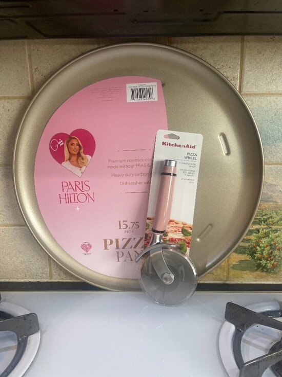 Paris Hilton Other - “That’s Hot” Mother’s Day Pizza Set 🍕 Paris Hilton Pan + KitchenAid Cutter